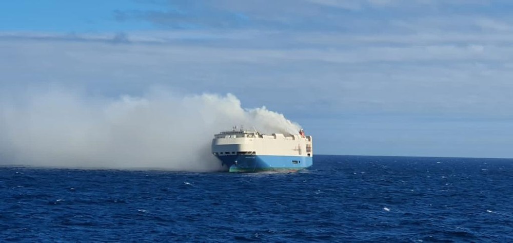 InfoMoney | Navio cargueiro pega fogo no oceano Atlântico com mais de 1.000 carros da Porsche a bordo
