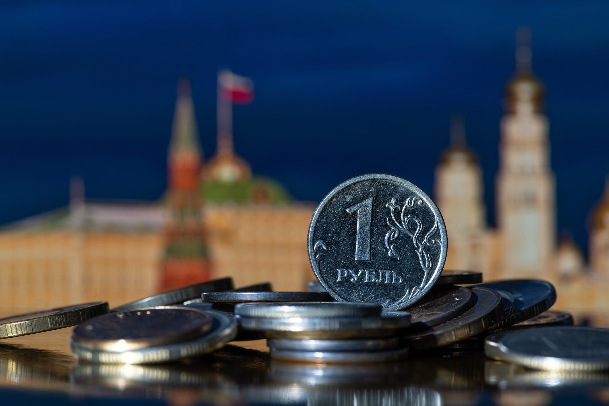 InfoMoney | Empresas fecham cerco a Rússia; analistas já veem impactos em oferta de commodities e na logística