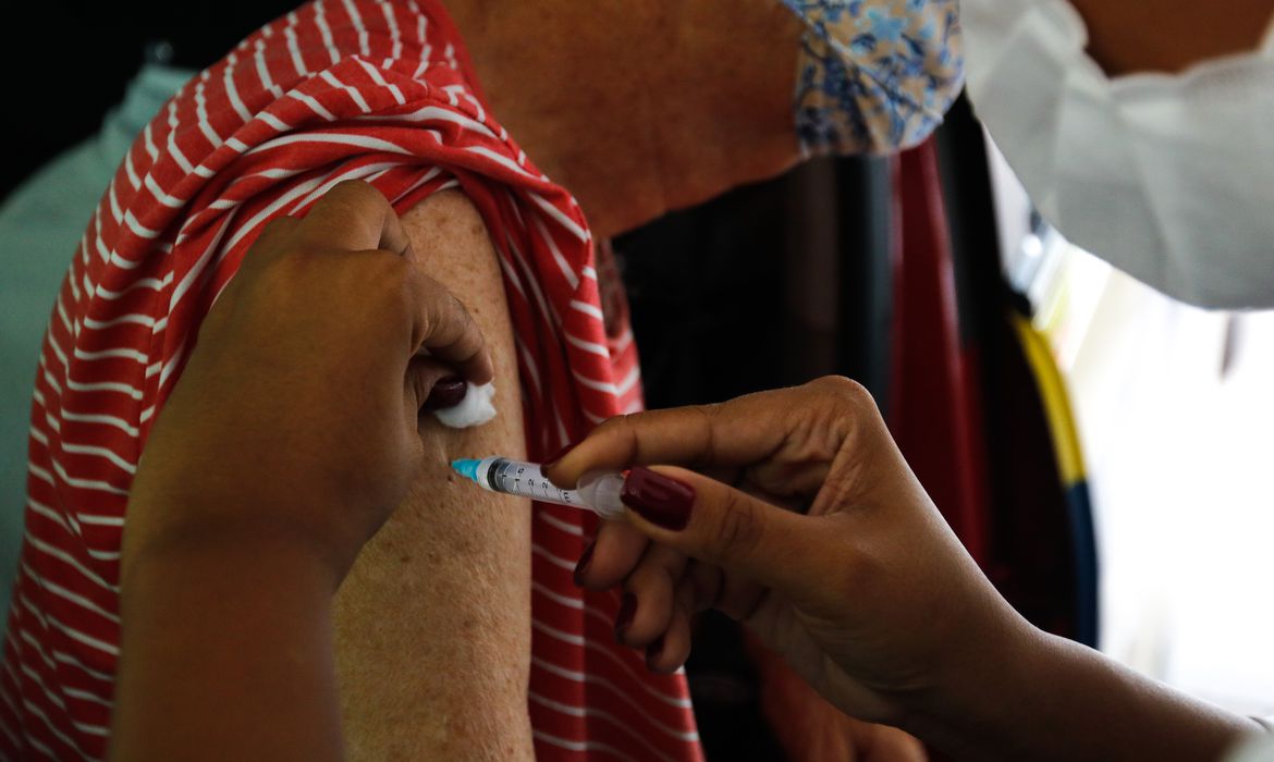 InfoMoney | SP é o primeiro estado do país a vacinar 90% do público-alvo contra a Covid-19