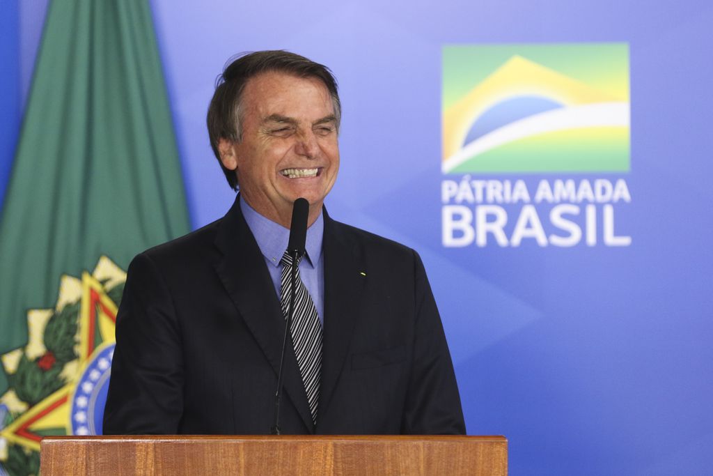 InfoMoney | Bolsonaro volta a criticar sistema eleitoral e diz que população é seu exército