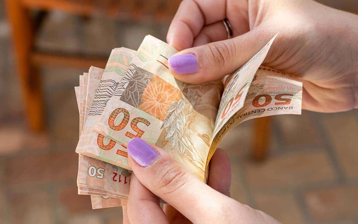 Jornal Contábil | Auxílio de R$ 1.200 para mães solteiras vai começar a ser pago este ano?