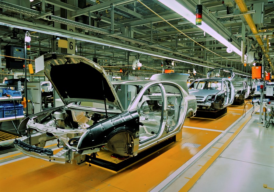 InfoMoney | Mercedes-Benz para produção no Brasil por falta de chips; veja situação de Renault, Scania e Jeep
