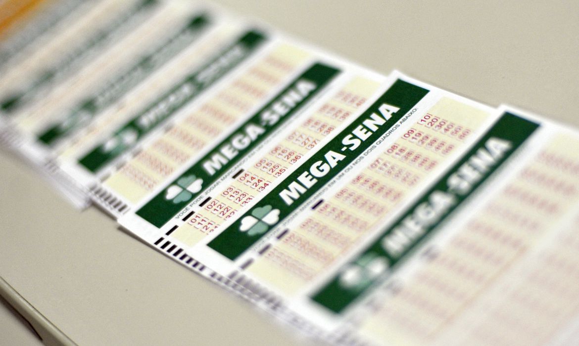 InfoMoney | Mega-Sena: veja regras para declarar prêmios de loteria no Imposto de Renda 2022