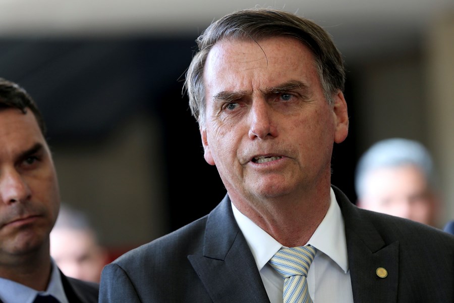 InfoMoney | Flávio Bolsonaro garante que pai não mudará política de preços da Petrobras (PETR4)