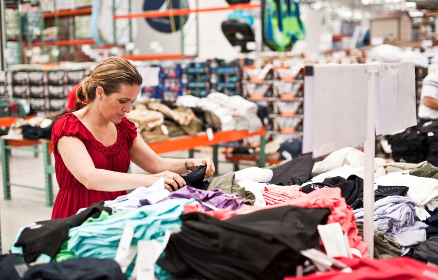InfoMoney | Disparada da inflação força brasileiro a ‘garimpar’ roupa em loja que vende por quilo para driblar preço