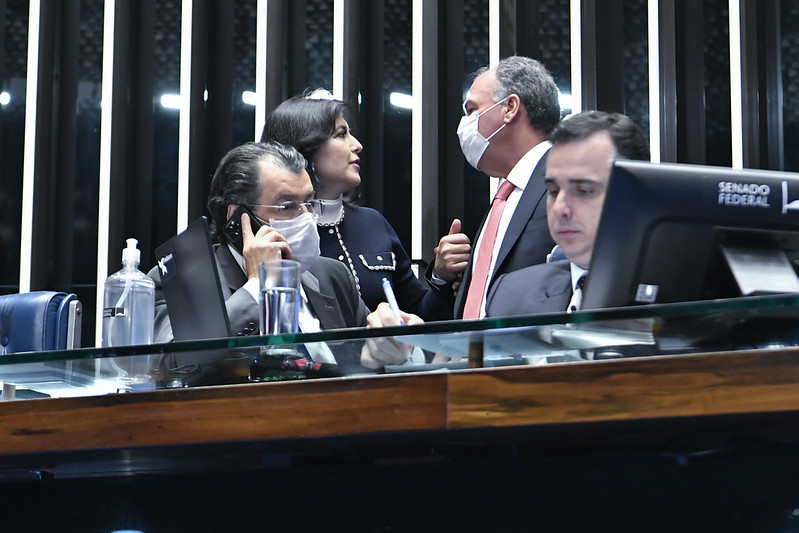 InfoMoney | Senado adia votação de PEC dos Auxílios, que turbina programas sociais e abre R$ 38,75 bilhões fora do teto