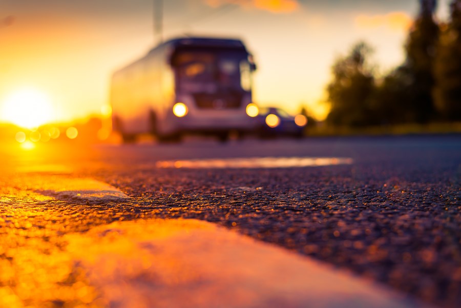 InfoMoney | Gasolina mais cara faz pessoas trocarem carro por ônibus, mostra estudo