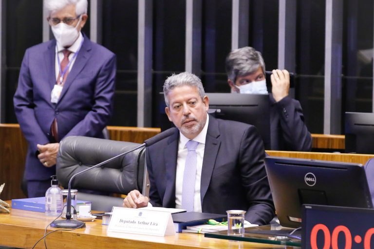 InfoMoney | Com quórum baixo, Lira adia votação de PEC dos Auxílios em plenário