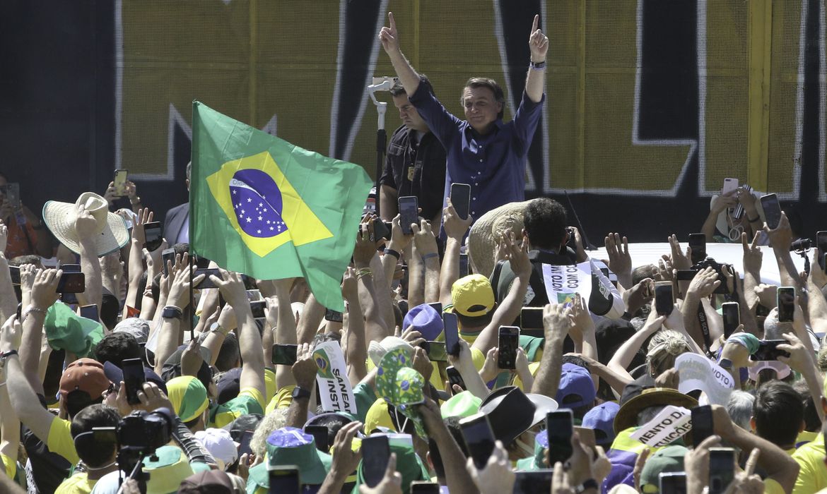 InfoMoney | PEC dos Auxílios deve melhorar desempenho de Bolsonaro na corrida eleitoral, mas tem limitações, dizem analistas