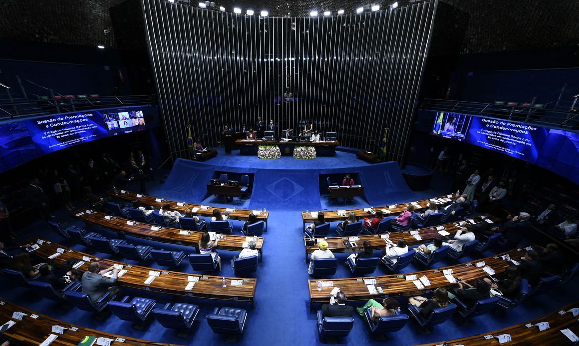InfoMoney | Senado aprova PEC dos Auxílios, que libera R$ 41,25 bilhões fora do teto de gastos; texto vai à Câmara