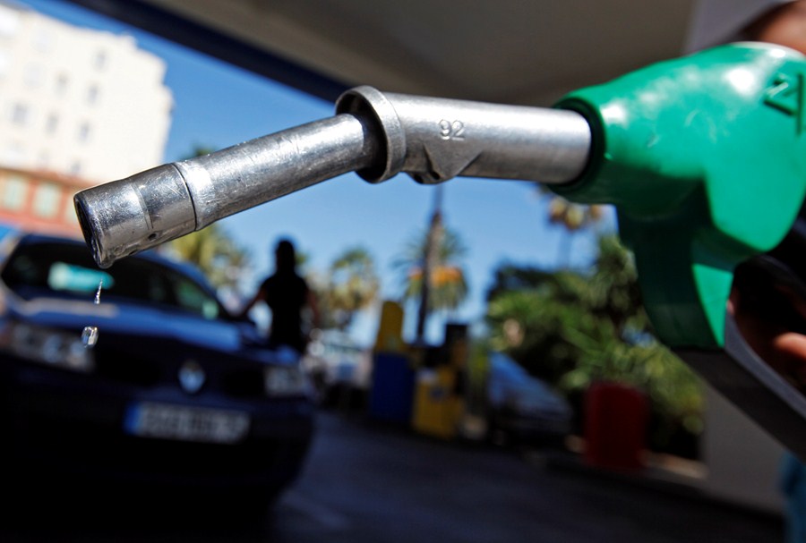 InfoMoney | ANP: Gasolina cai após seis semanas de aumentos, mas ainda fica acima de R$ 5,00