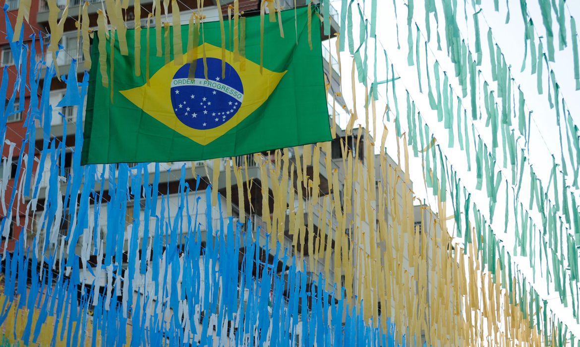 InfoMoney | Efeito no Brasil de melhora na economia global deve ser positivo, mas limitado, dizem economistas